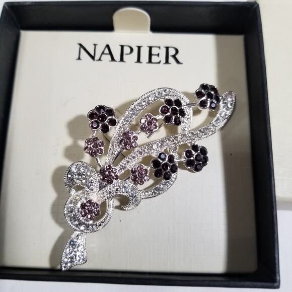 Napier pin silver shaped like a bouqet - Picture 3 of 6